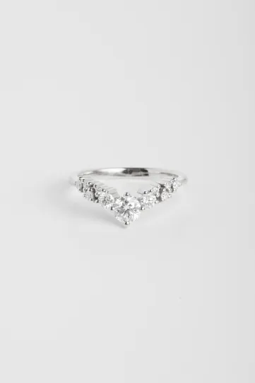 The Anna-Marina ring in 18k white gold set with a brilliant-cut central diamond and accompanied by brilliant-cut diamonds.