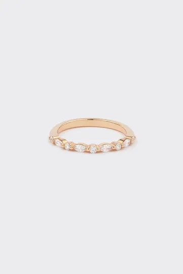La bague Elodie, en or rose 750‰ sertie de diamants taille marquise et taille brillant.