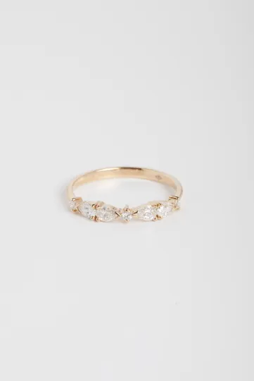 <p>La bague Rebecca, en or rose 750‰ sertie de diamants taille poire en toi et moi et diamants taille brillant.</p>
