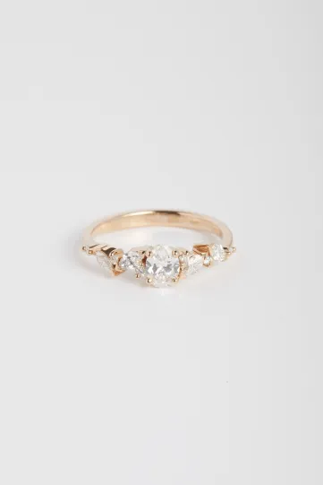 La bague Rania M, ou la passion, en or rose 750‰ sertie d'un diamant central taille ovale et accompagné de diamants taille marquise et brillant.