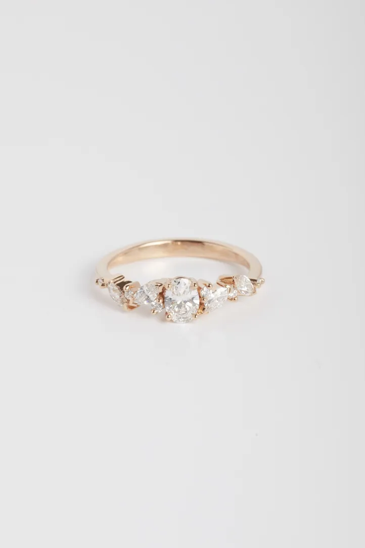 La bague Rania S, ou la passion, en or rose 750‰ sertie d'un diamant central taille ovale et accompagné de diamants taille marquise et brillant. La bague Rania S, ou la passion, en or rose 750‰ sertie d'un diamant central taille ovale et accompagné de diamants taille marquise et brillant.