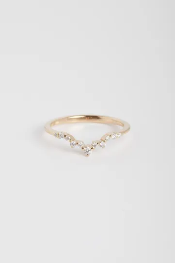 La bague Sophie en or rose 750‰ sertie d'une alternance de diamants taille brillant.