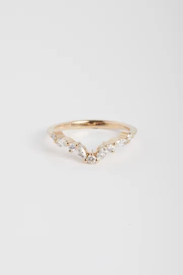La bague Sarah, en or rose 750‰, sertie de diamants taille marquise et brillant.