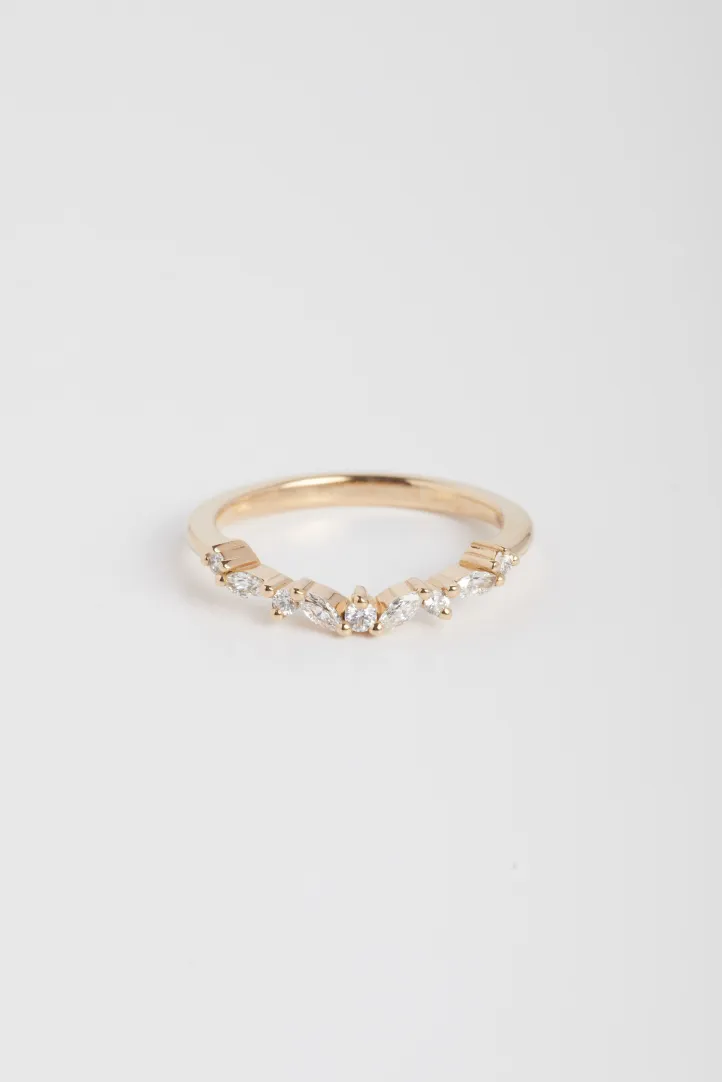 La bague Sarah douce, en or rose 750‰, sertie de diamants taille marquise et brillant. La bague Sarah douce, en or rose 750‰, sertie de diamants taille marquise et brillant.