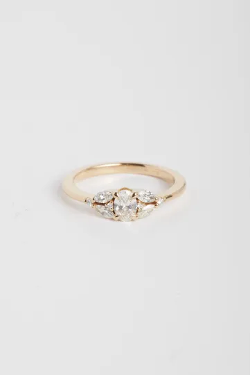 Une bague Camille S en or rose 750‰ sertie de diamants taille ovale de 0.30ct, marquise et brillant.