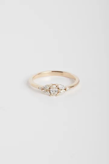 Une bague Camille XS en or rose 750‰ sertie de diamants taille ovale, marquise et brillant.