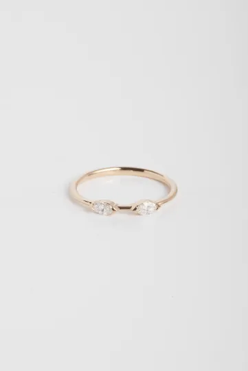 The Hana Bis ring in 750‰ rose gold, set with two marquise-cut diamonds.