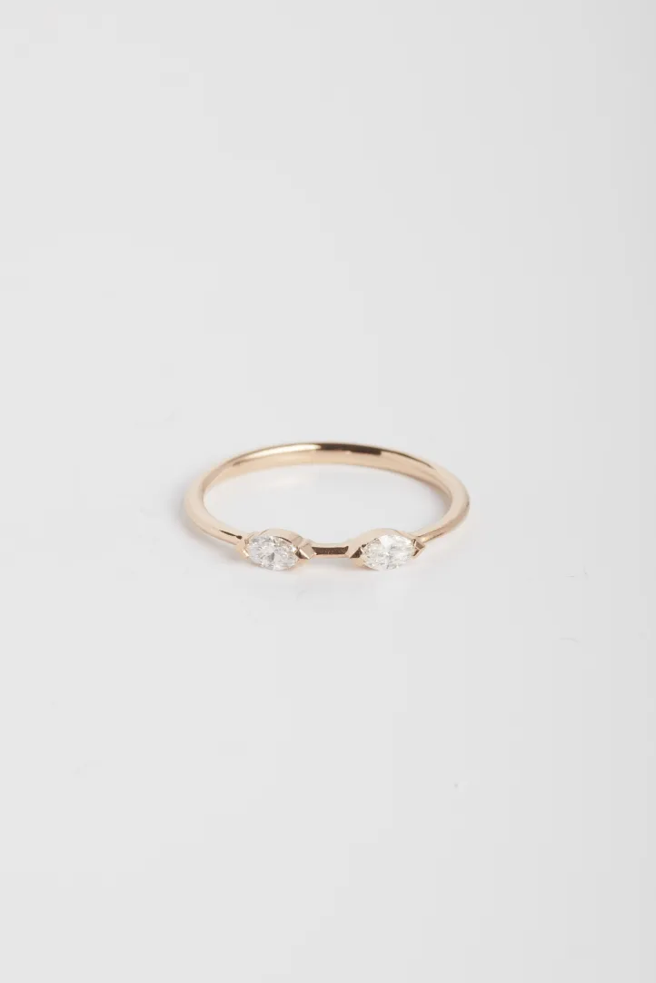 La bague Hana Bis en or rose 750‰ sertie de deux diamants taille marquise. La bague Hana Bis en or rose 750‰ sertie de deux diamants taille marquise.