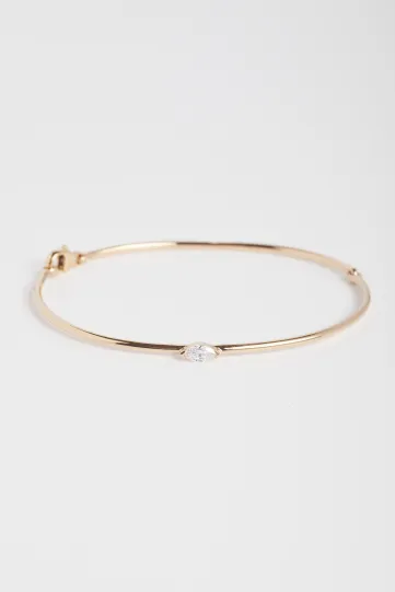 Bracelet jonc Hana en or rose 750‰, serti d'un diamant taille marquise et doté d'un fermoir sécurisé. 
