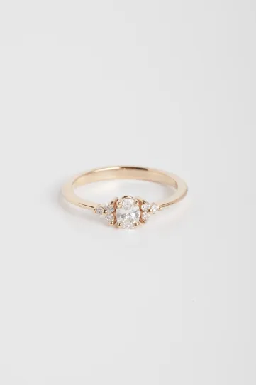 La bague Clara S, en or rose 750‰ sertie d'un diamant central taille ovale et accompagné de diamants taille brillant.
