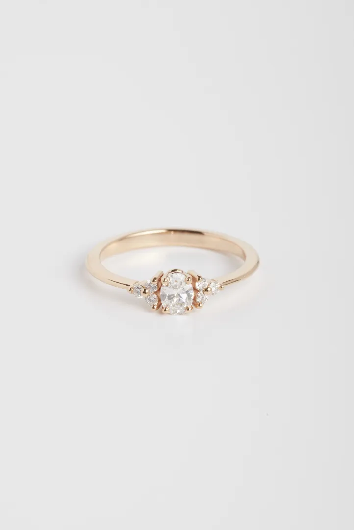 Bague de Fiançailles Sertie Anneau fin or rose 18 carats Brillant Diamant naturel taille Ovale monture Solitaire épaulé Bague de Fiançailles Sertie Anneau fin or rose 18 carats Brillant Diamant naturel taille Ovale monture Solitaire épaulé