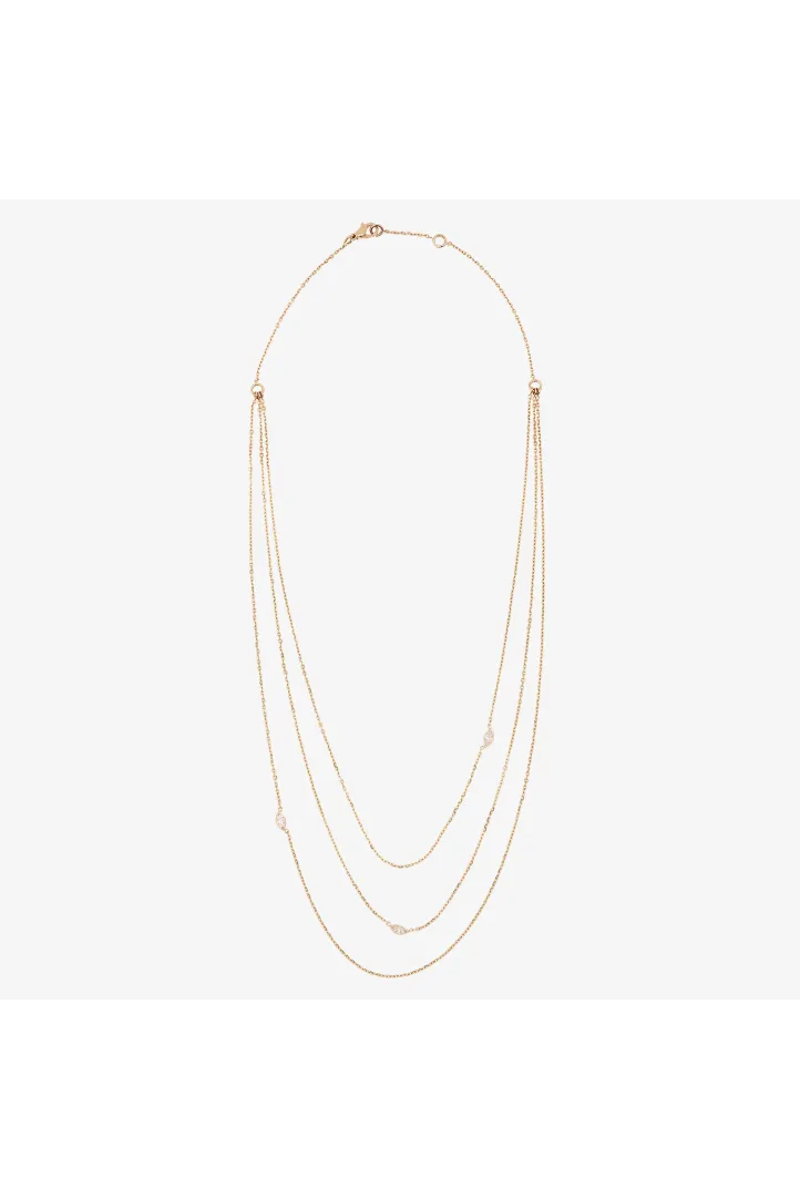 Un collier 3 rangs en or rose 750‰ serti de trois diamants taille marquise. Un collier 3 rangs en or rose 750‰ serti de trois diamants taille marquise.