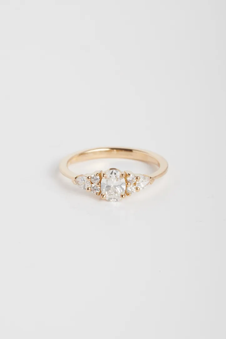 Bague de Fiançailles Sertie Anneau fin or rose 18 carats Brillant Diamant naturel taille Ovale monture Solitaire épaulé Bague de Fiançailles Sertie Anneau fin or rose 18 carats Brillant Diamant naturel taille Ovale monture Solitaire épaulé