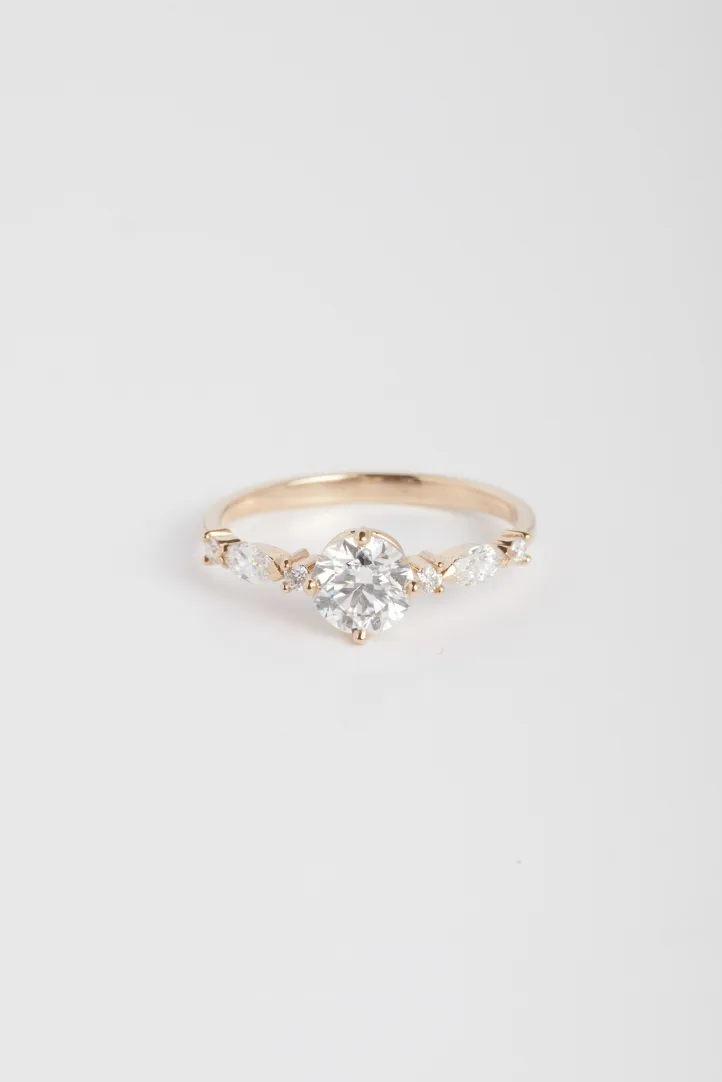 Bague de Fiançailles Sertie Anneau fin or rose 18 carats Brillant Diamant naturel taille Rond monture Solitaire épaulé Bague de Fiançailles Sertie Anneau fin or rose 18 carats Brillant Diamant naturel taille Rond monture Solitaire épaulé