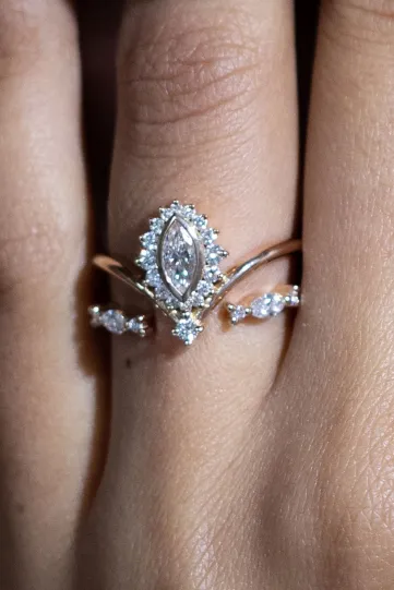 The combo of Castille and Phoebe rings in 750‰ yellow gold, set with marquise and brilliant-cut diamonds.