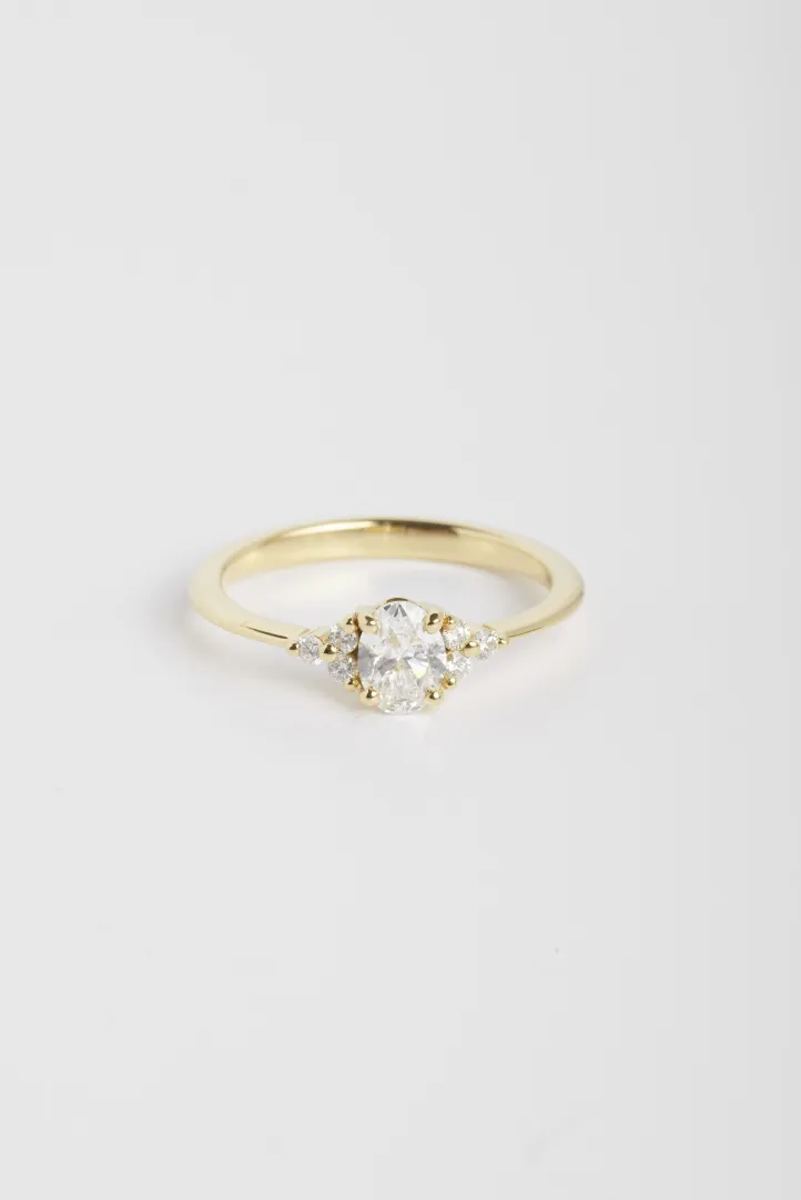 Bague de Fiançailles Sertie Anneau fin or jaune 18 carats Brillant Diamant naturel taille Ovale monture Solitaire épaulé Bague de Fiançailles Sertie Anneau fin or jaune 18 carats Brillant Diamant naturel taille Ovale monture Solitaire épaulé
