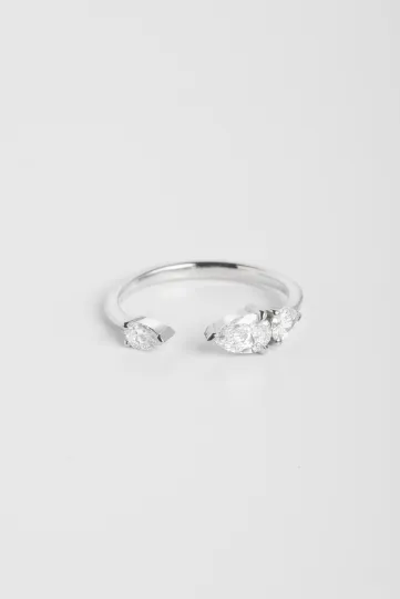 The Gwen M ring in 18k white gold set with a pear-shaped central diamond and accompanied by pear-shaped diamonds.
