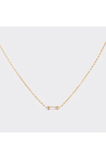 Le collier Nessa en or rose 750‰ serti d'un diamant taille baguette et accompagné de diamants taille brillant.