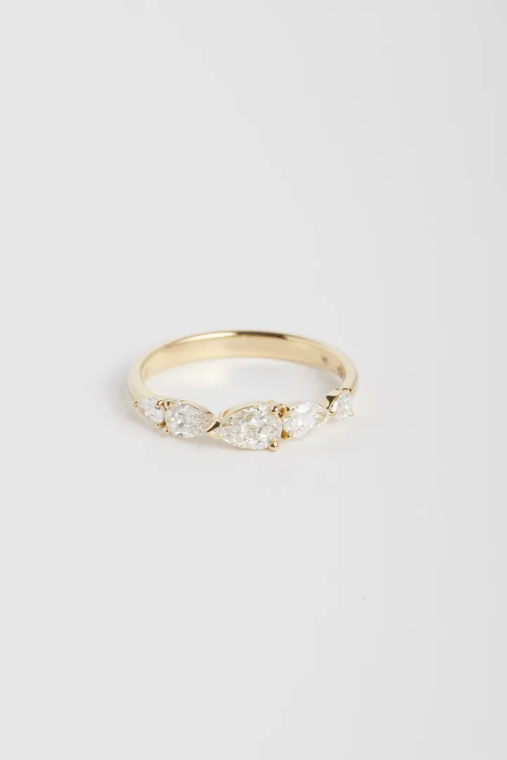 La bague Ibtissame S, en or jaune 750‰ serti d'un dégradé de diamants taille poire. La bague Ibtissame S, en or jaune 750‰ serti d'un dégradé de diamants taille poire.
