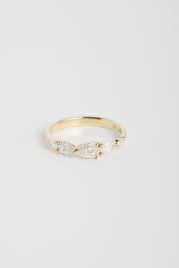 The Ibtissame ring, in 18k yellow gold set with a gradient of pear-cut diamonds.