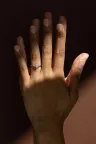 Bague sertie or blanc solitaire épaulé diamant marquise Adeline S