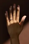 Bague sertie or blanc solitaire épaulé diamant marquise Adeline S