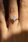 Bague sertie or blanc solitaire épaulé diamant marquise Adeline S