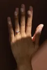 Bague sertie or blanc solitaire épaulé diamant marquise Adeline S