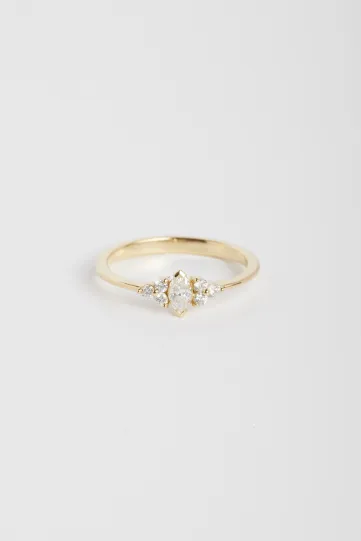 La bague Adeline XS en or jaune 750‰, sertie d'un diamant taille marquise et accompagnée de diamants taille brillant.