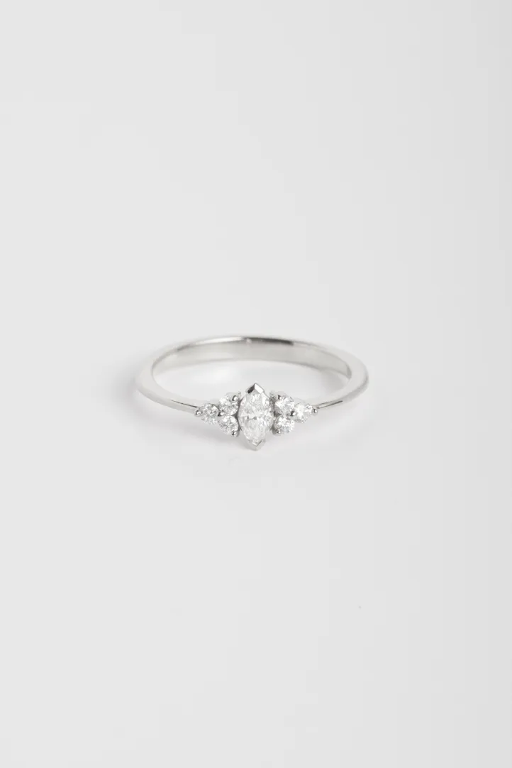 Bague de Fiançailles Sertie Anneau fin or blanc 18 carats Brillant Diamant naturel taille Marquise monture Solitaire épaulé Bague de Fiançailles Sertie Anneau fin or blanc 18 carats Brillant Diamant naturel taille Marquise monture Solitaire épaulé