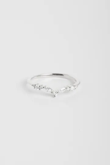 La bague Agathe en or blanc 750‰ sertie de diamants taille marquise et taille brillant.
