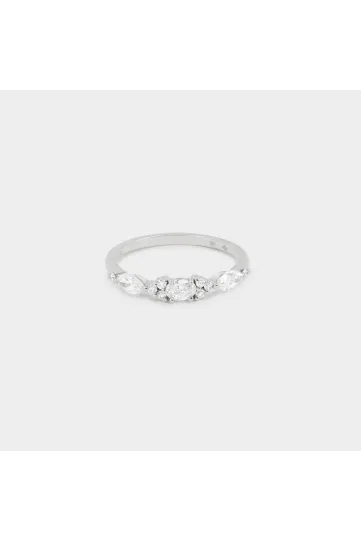 La bague Alma, en or blanc 750‰, sertie d'un diamant taille ovale et accompagné de diamants taille marquise et brillants.