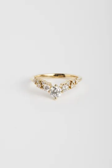 The Anna-Marina ring in 18k yellow gold set with a brilliant-cut central diamond and accompanied by brilliant-cut diamonds.