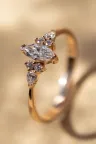 Bague Fiançailles or jaune solitaire épaulé diamant marquise Anne S Bague Fiançailles or jaune solitaire épaulé diamant marquise Anne S