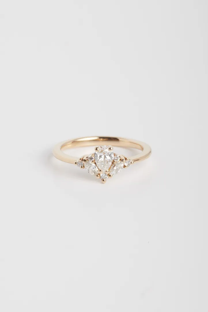 Bague de Fiançailles Sertie Anneau fin or rose 18 carats Brillant Diamant naturel taille Poire monture Solitaire épaulé Bague de Fiançailles Sertie Anneau fin or rose 18 carats Brillant Diamant naturel taille Poire monture Solitaire épaulé