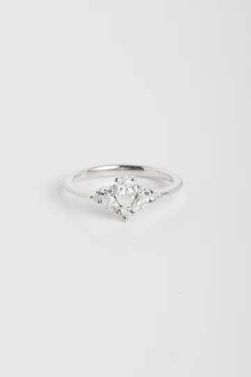 La bague Antoine S en or blanc 750‰ sertie d'un diamant central taille poire de 0.30Ct et accompagné de diamants taille marquise et brillant.
