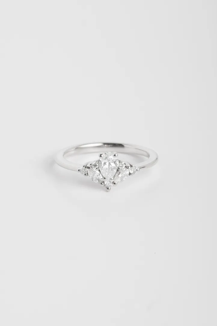 La bague Antoine S en or blanc 750‰ sertie d'un diamant central taille poire de 0.30Ct et accompagné de diamants taille marquise et brillant. La bague Antoine S en or blanc 750‰ sertie d'un diamant central taille poire de 0.30Ct et accompagné de diamants taille marquise et brillant.