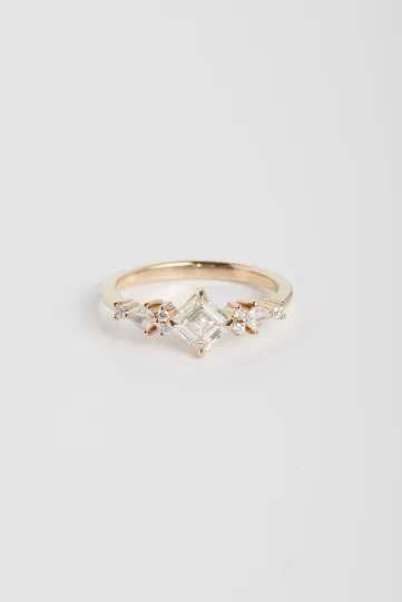 <p>Une bague Nada XL en or rose 750‰ sertie de diamants taille asscher de 0.70ct, kite et brillant.</p>