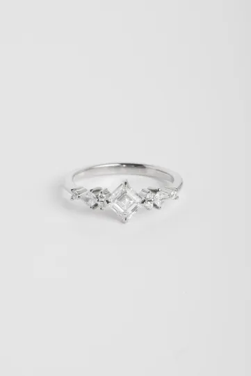 <p>Une bague Nada XL en or blanc 750‰ sertie de diamants taille asscher de 0.70ct, kite et brillant.</p>