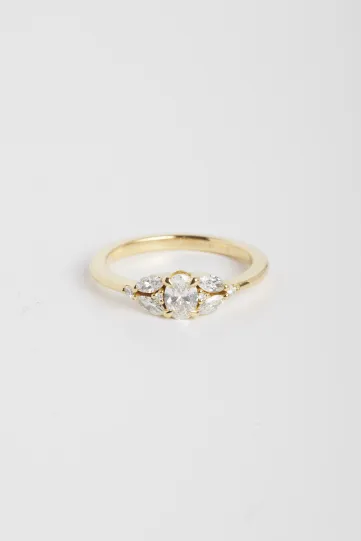 Une bague Camille S en or jaune 750‰ sertie de diamants taille ovale de 0.30ct, marquise et brillant.