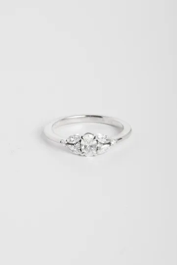 Une bague Camille S en or blanc 750‰ sertie de diamants taille ovale de 0.30ct, marquise et brillant.