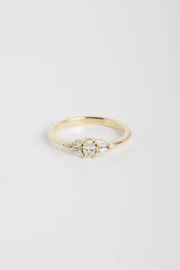 Une bague Camille XS en or jaune 750‰ sertie de diamants taille ovale, marquise et brillant.