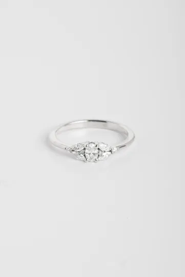 Une bague Camille XS en or blanc 750‰ sertie de diamants taille ovale, marquise et brillant.