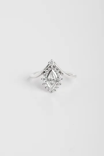 La bague Castille, en or blanc 750‰ sertie d'un diamant taille marquise et accompagné de diamants taille brillant.