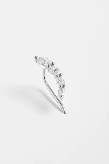 La boucle d'oreille Céleste en or blanc 750‰, sertie d'un dégradé de diamants taille marquise.