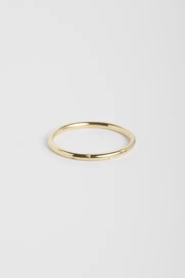 The Douce ring in 18k yellow gold engraved by hand with starry motifs.