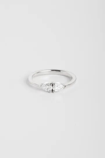 La bague Elise en or blanc 750‰ sertie de diamants taille poire en toi et moi.