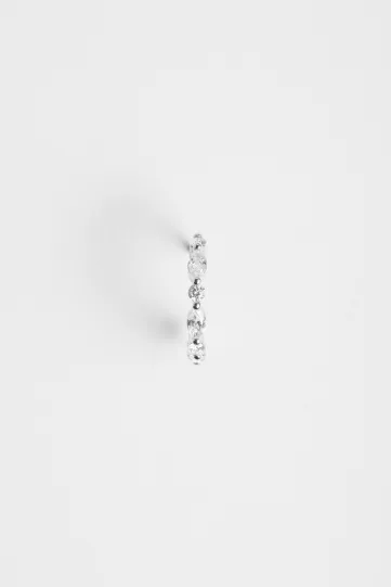 La créole Elodie, en or blanc 750‰, sertie de diamants taille marquise et brillant avec un fermoir sécurisé.