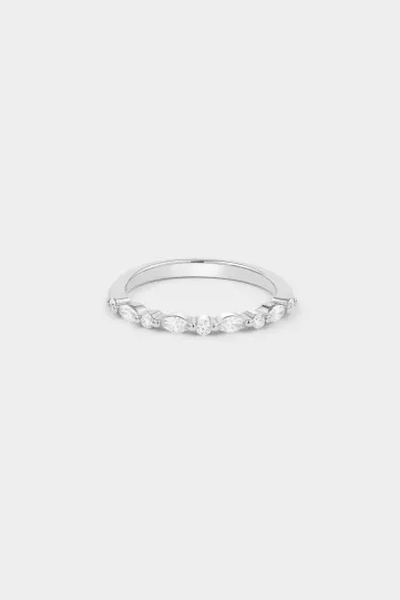 La bague Elodie, en or blanc 750‰ sertie de diamants taille marquise et taille brillant.