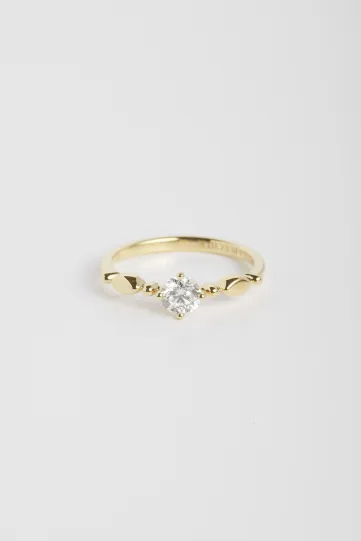 La bague Eve en or jaune 750‰ sertie d'un diamant taille brillant.